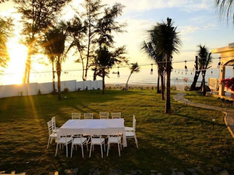Bạn sẽ có được một bữa tối cực kì lãng mạn cùng dịch vụ tổ chức tiệc tùng bên bờ biển của villa. 