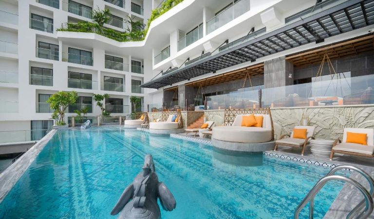 Hồ bơi tại tầng 6 của villa biệt thự Phú Yên này có diện tích rộng khoảng 100 mét vuông.