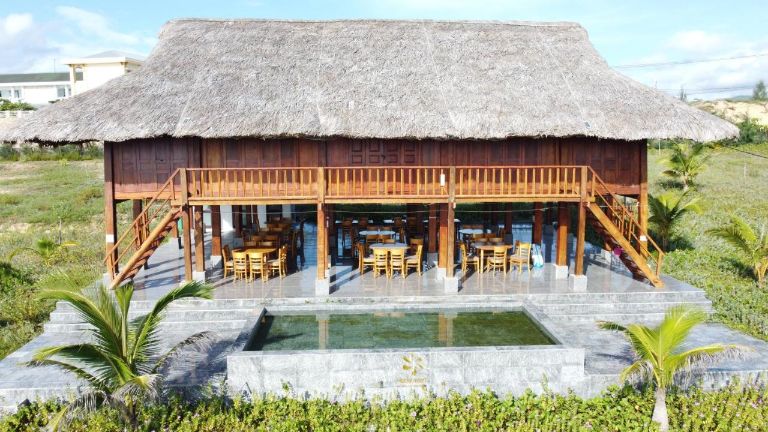 Khu vực nhà sàn của villa biệt thự Phú Yên này vừa là không gian lưu trú vừa là nhà hàng tiện ích. 