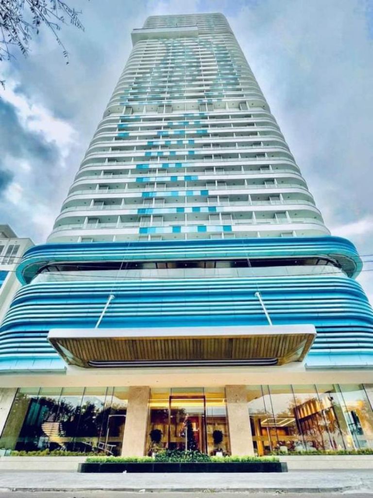 TMS Luxury Condotel Quy Nhơn là một tòa biệt thự màu xanh dương vô cùng mỹ lệ. 