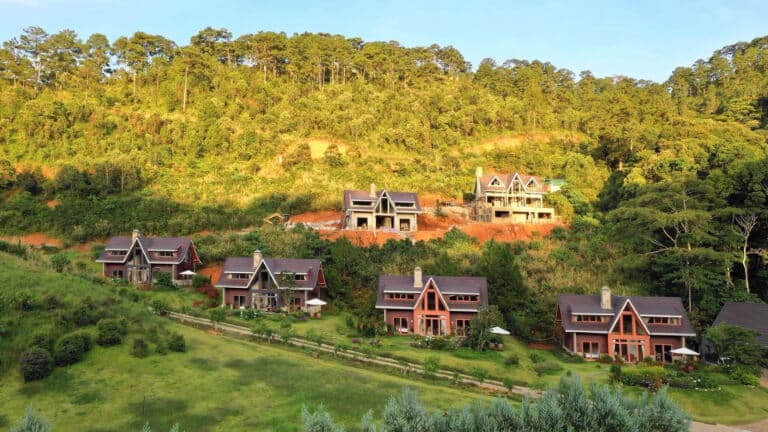Lat Valley Villa mang đến không gian sống xanh, nằm ngay tại đồi thông.
