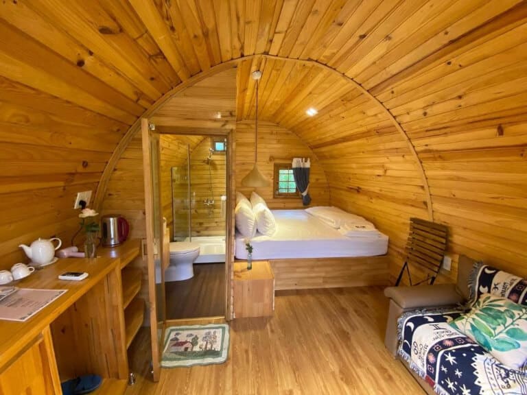 Không gian nghỉ dưỡng ấm cúng với nội thất gỗ.