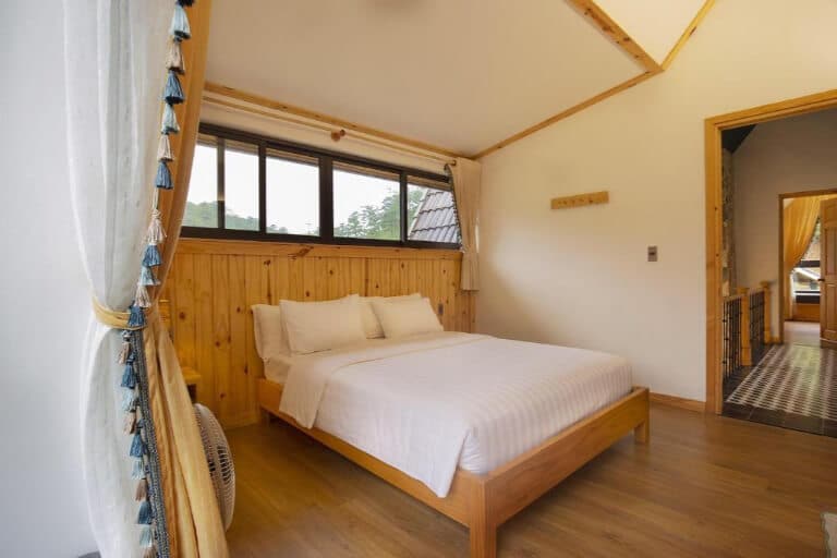 Phòng ngủ sáng sủa với 2 gam màu trắng và nâu gỗ sáng. 