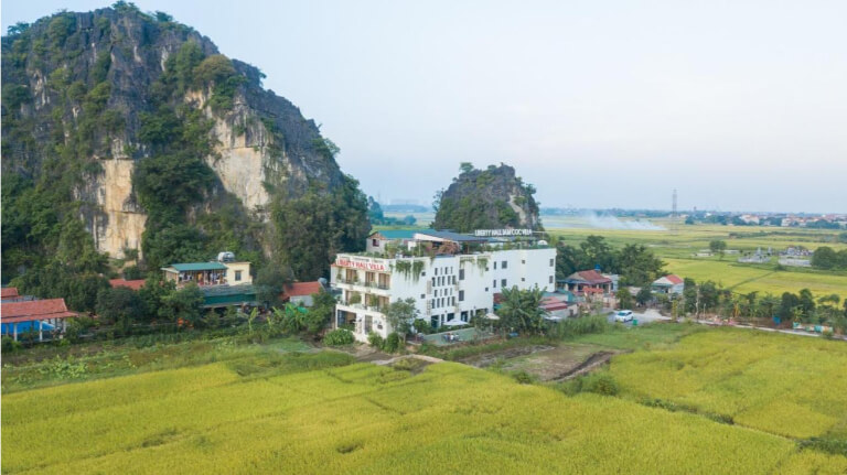 Liberty Hall Tam Coc Villa Ninh Bình nằm biệt lập ngay bên sườn núi.