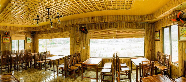 Không gian nhà hàng mộc mạc, giản dị theo phong cách truyền thống.