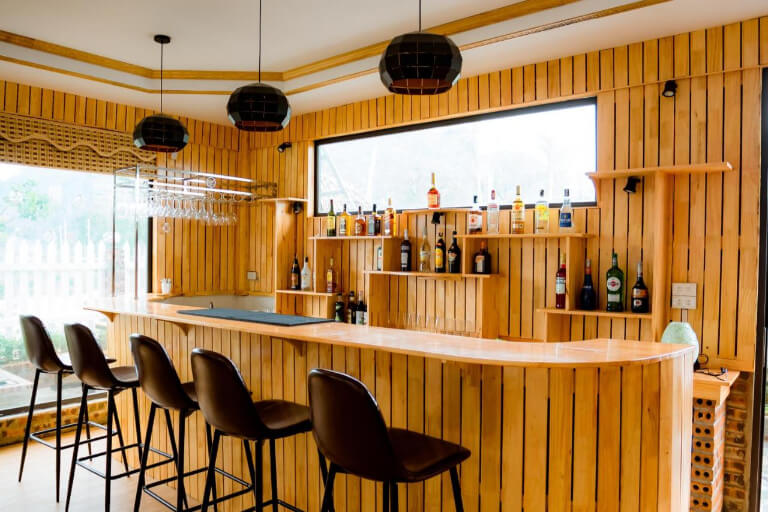 Quầy bar mang kiến trúc hiện đại kết hợp truyền thống mới lạ trong nội thất gỗ. 