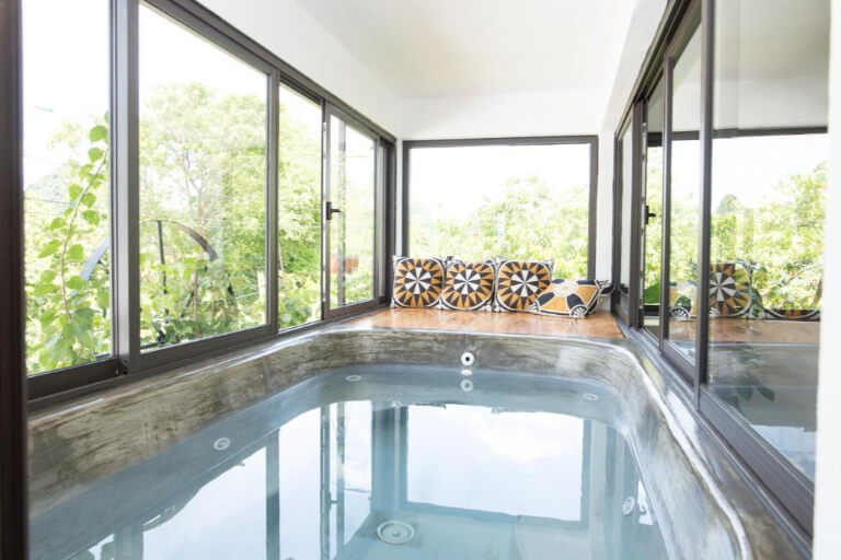 Khu vực bể sục Jacuzzi sở hữu view kính đẹp, tiện nghi.