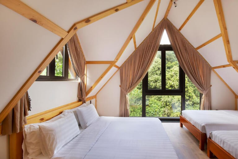 Phòng ngủ nổi bật với 1 mặt tường kính, view núi.