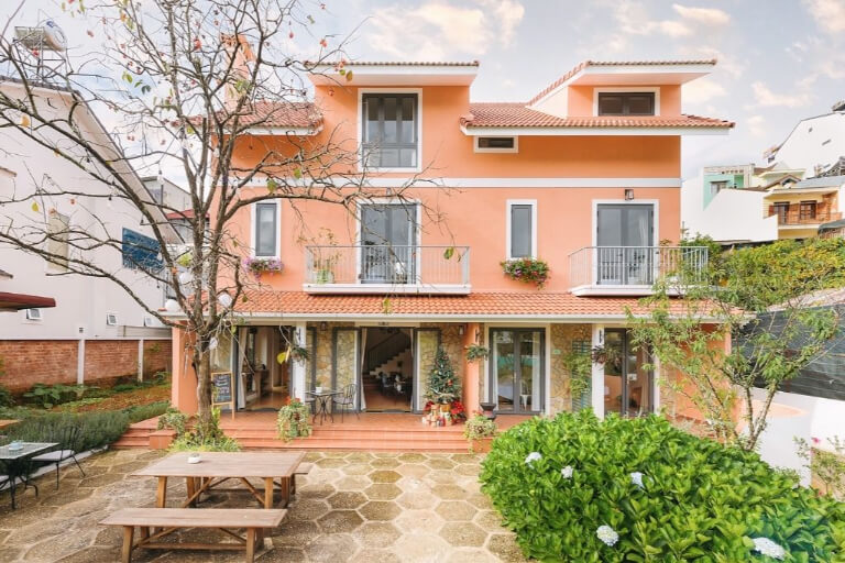La Em Boutique Villa Đà Lạt nổi bật với kiến trúc Ý màu đỏ cam.