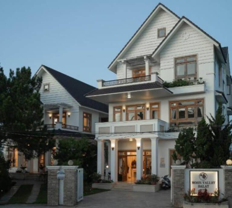 Moon Valley Villas Đà Lạt nổi bật với thiết kế hiện đại trong gam màu trắng.
