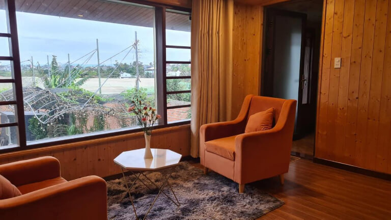 Khu vực cửa sổ lớn được bố trí sofa ngồi giúp du khách thư giãn.
