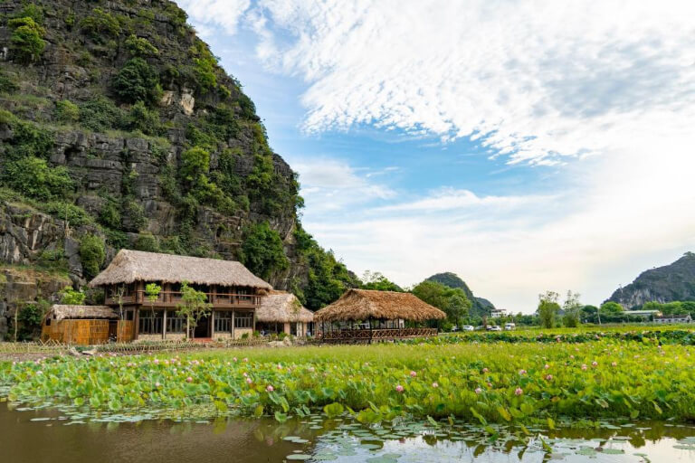 Mường Village Ninh Bình nằm ngay sát núi, có tầm nhìn đẹp ra hồ sen.