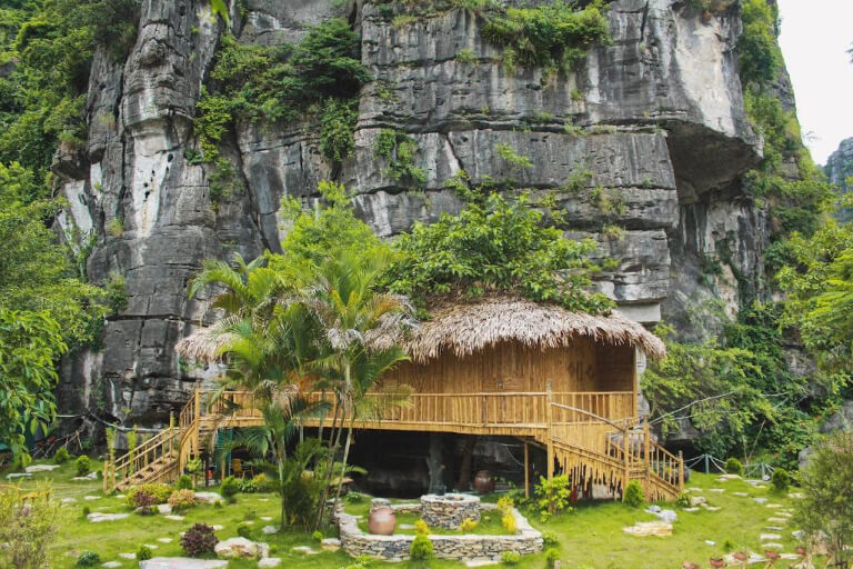 Mua Caves Ecolodge sở hữu một vị trí đắc địa ngay trong núi non.