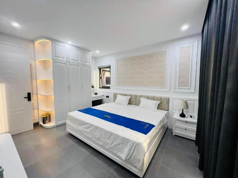 Phòng ngủ nổi bật với tone màu trắng được trang bị đầy đủ.