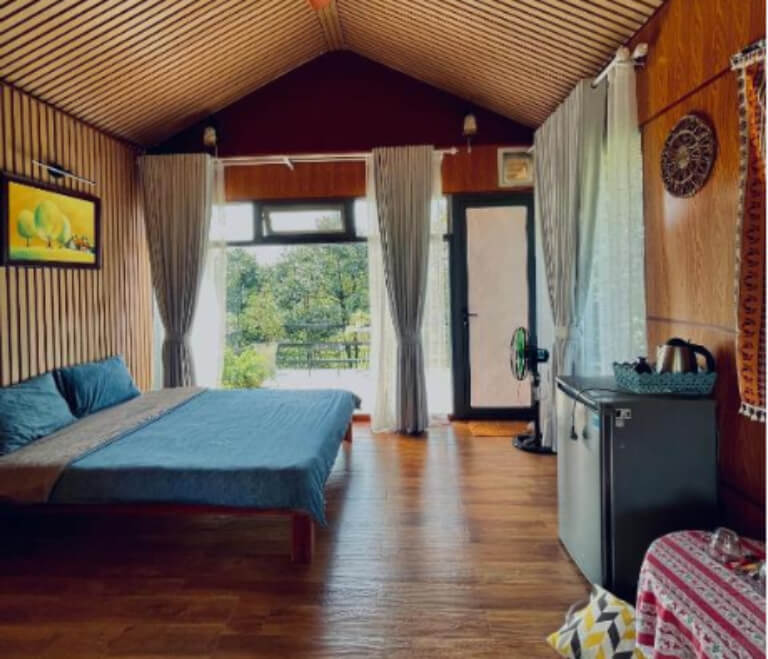 Bungalow với sân hiên có view đẹp ra toàn cảnh thung lũng phía xa.