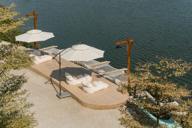 Villa cung cấp nhiều góc nghỉ ngơi đẹp ngay bên hồ.