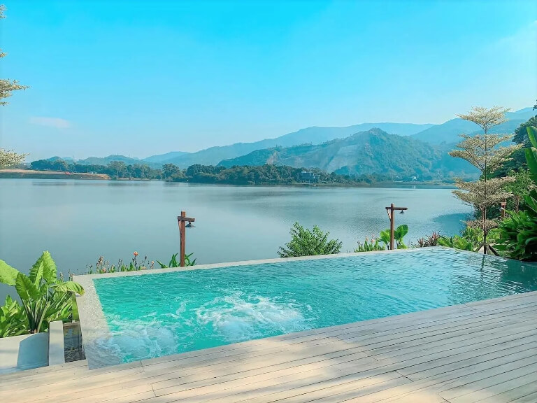 Bể bơi hiên ngoài ẵm trọn view hồ Đồng Chanh.