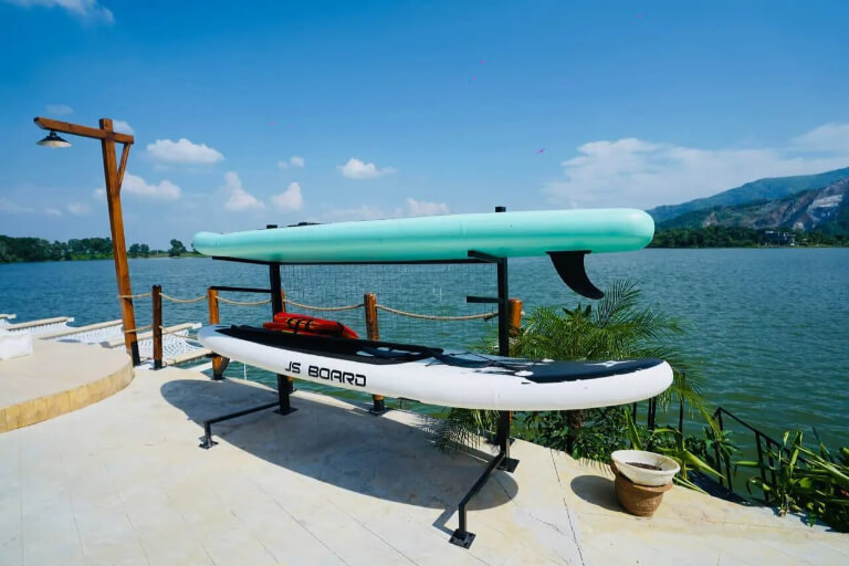 Chèo thuyền là dịch vụ siêu hot tại Minad Villa Hòa Bình.