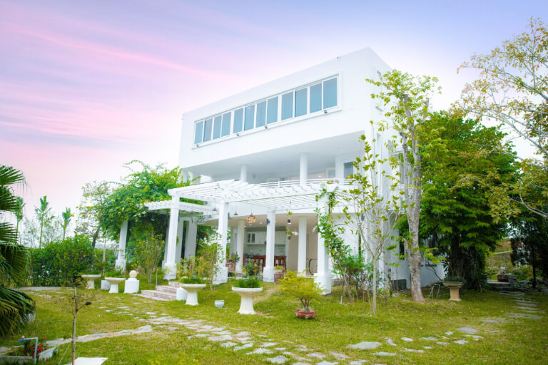 White Villa nổi bật với phong cách hiện đại, trong gam màu trắng tinh khôi.