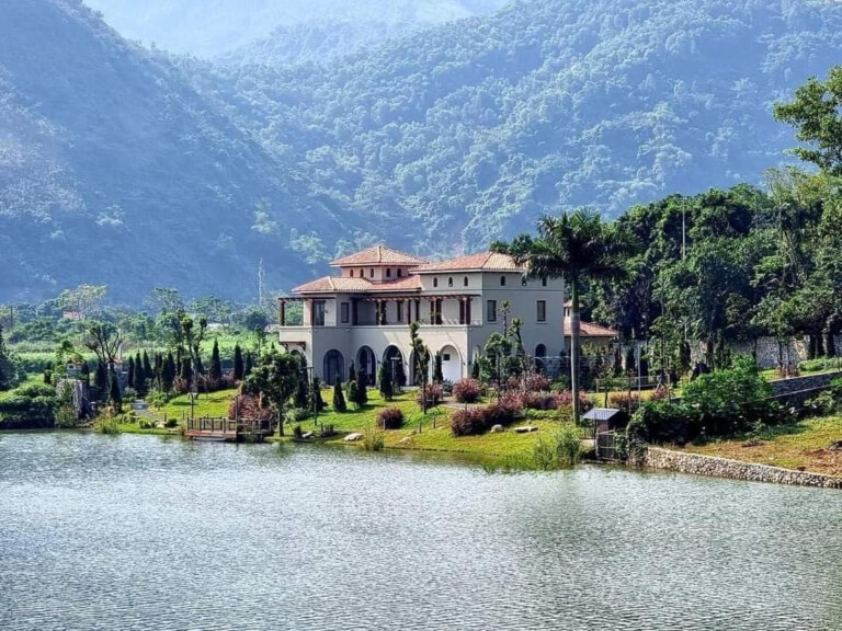 The Candy Villa sở hữu một cảnh quan đẹp ngay bên bờ hồ.