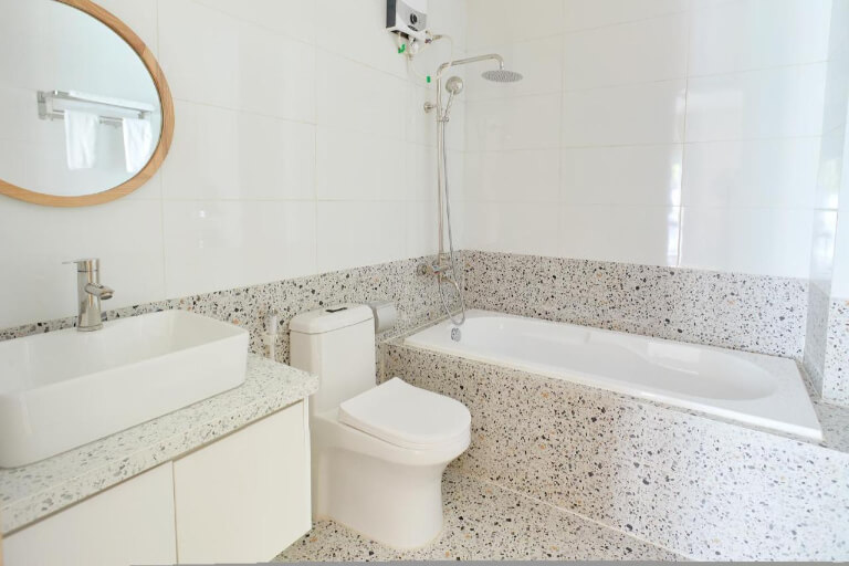 Phòng vệ sinh tích hợp có bồn tắm riêng cho du khách thư giãn. 