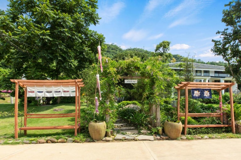 Villa Hòa Bình có không gian xanh.