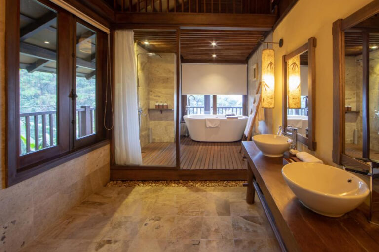 Phòng vệ sinh mang thiết kế mở, thỏa sức cho khách thư giãn chill chill.
