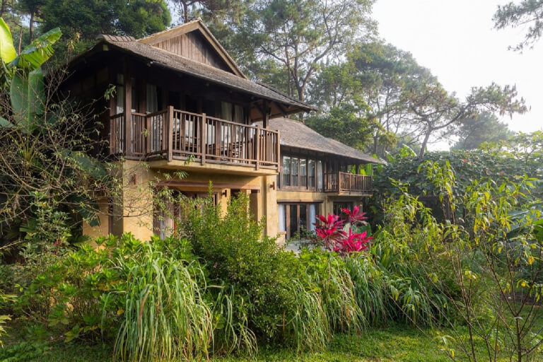 Villa nhà ở nổi bật với kiến trúc Đông Dương từ gỗ lớn.