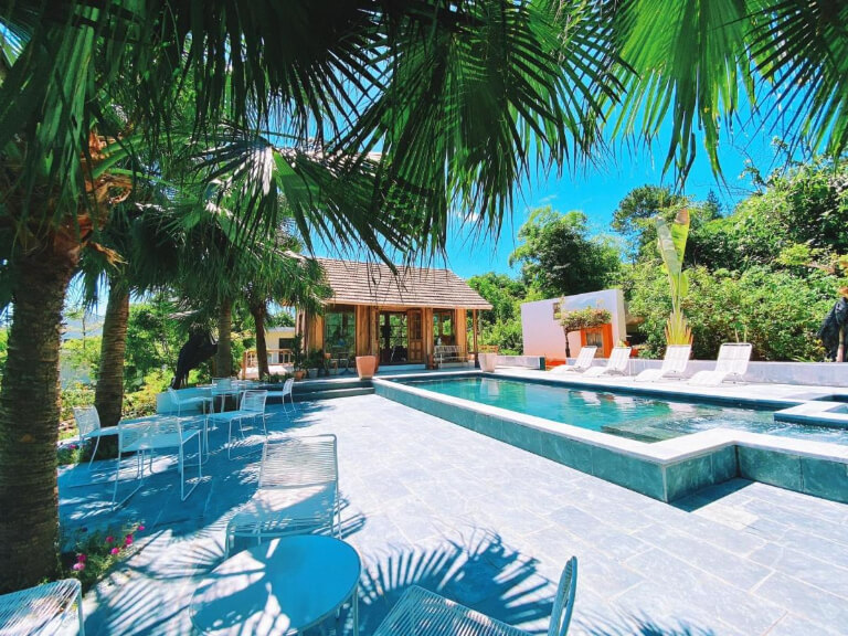 Bên ngoài villa được bố trí bể bơi hiên ngoài thỏa sức cho du khách vui chơi.