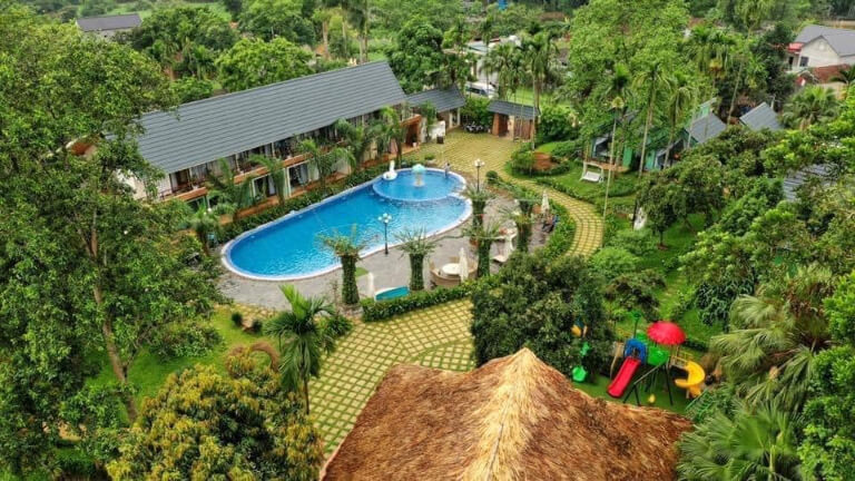 May Tropical Villas nổi bật với mái ngói xám xanh đặc trưng. 