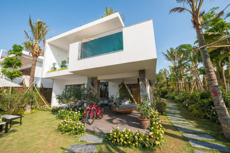 Villa mang thiết kế hiện đại ấn tượng với gam màu trắng.