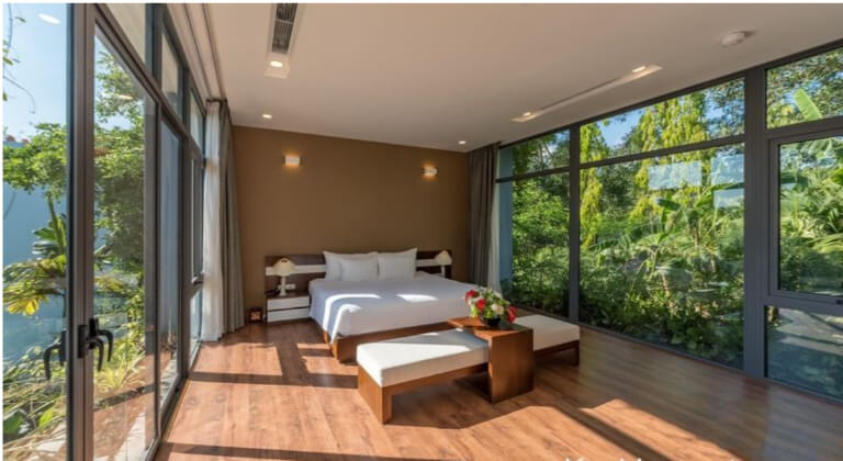 Phòng ngủ nổi bật với không gian mở nhìn ra hồ Đại Lải siêu chill.