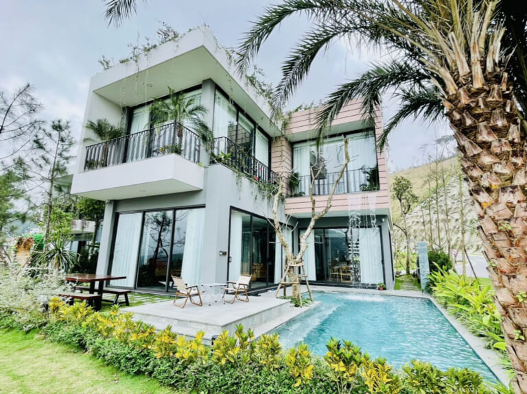 Villa nổi bật với gam màu trắng thanh lịch và thiết kế cao 2 tầng.