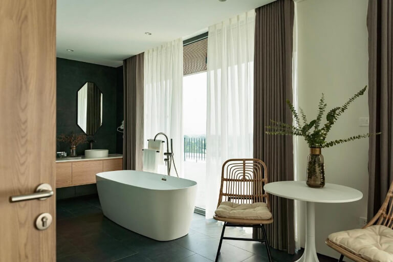 Mỗi phòng vệ sinh đều được bố trí 1 bồn tắm sứ lớn cho khách nghỉ ngơi, thư giãn cá nhân. 