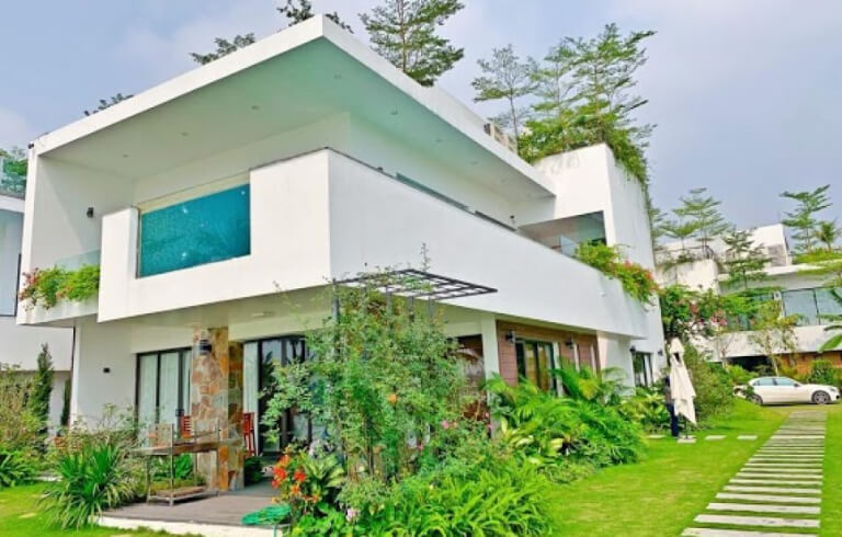 Luxury SkyLake Villa nổi bật với kiến trúc hiện đại với gam màu trắng.